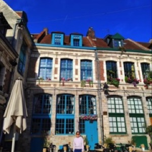 Du ciel bleu à Lille (‼️) = couleurs d'automne sur l'architecture, les arbres et @mai_lv